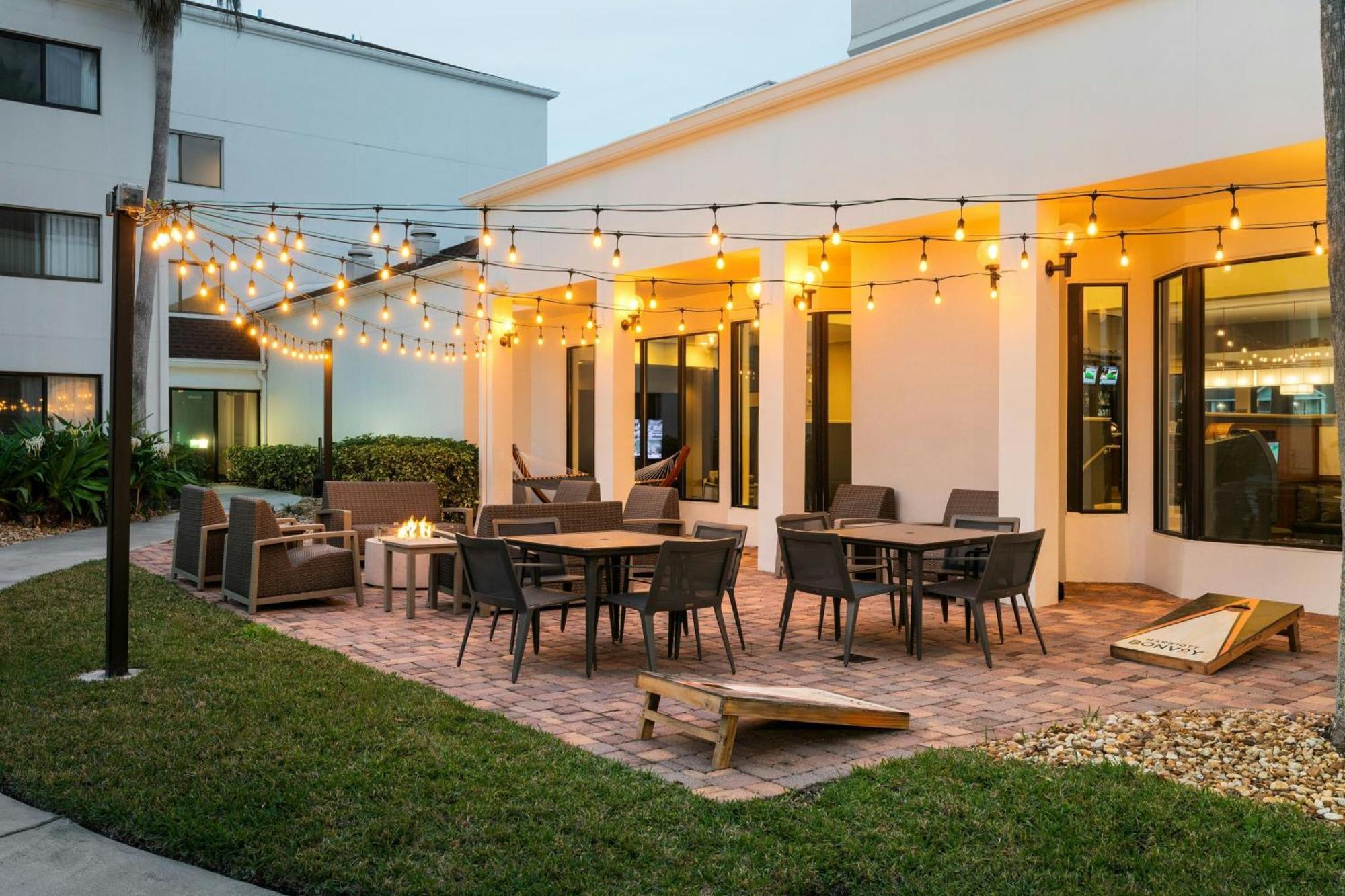 Courtyard Melbourne West Hotel Exterior foto